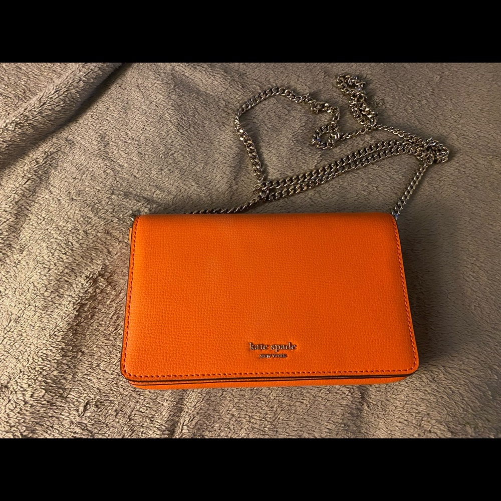 KATE SPADE
sylvia leather wallet on a chain.